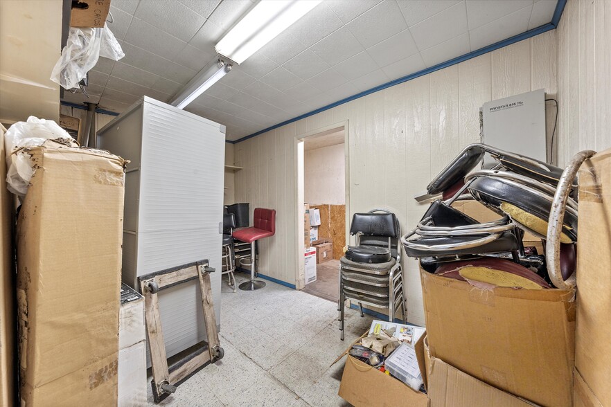 More Photos Of 201 W Oak St, West Service Station For Sale