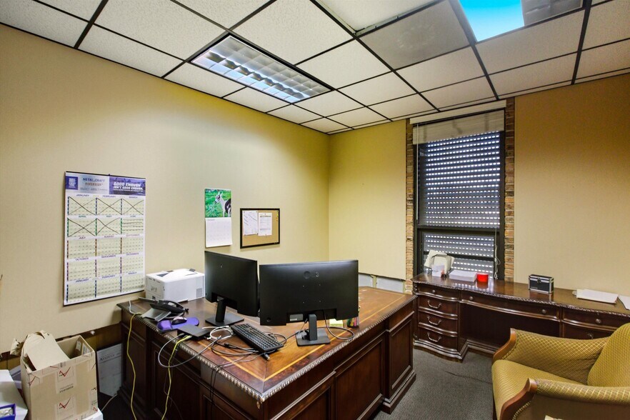 More Photos Of 3581 Mercantile Ave, Naples Manufacturing For Lease