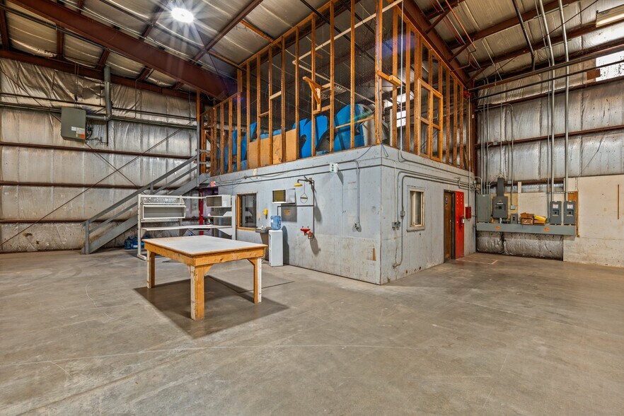 More Photos Of 815-925 E Albert Dr, Manitowoc Warehouse For Lease