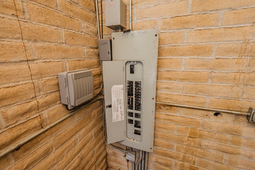 More Photos Of 220 N 2nd Ave, Mulvane Carwash For Sale