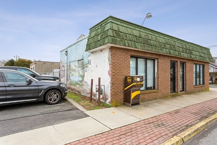 More Photos Of 10-12 Boulevard Ave, Greenlawn Storefront Retail Residential For Lease