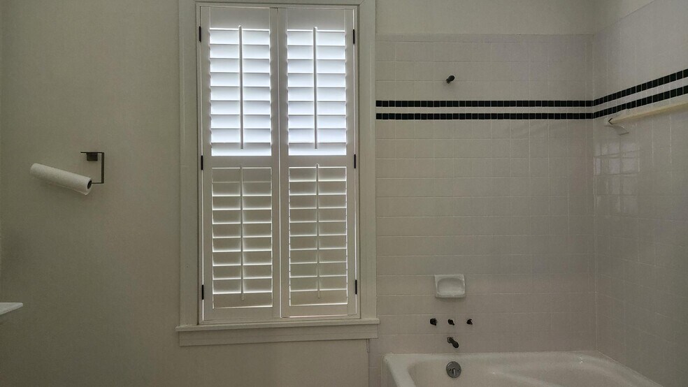 More Photos Of 5702 4th St, Katy Office For Lease