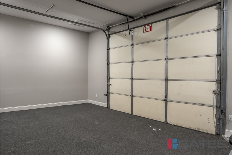 More Photos Of 198 Brothers Blvd, Red Oak Flex For Lease