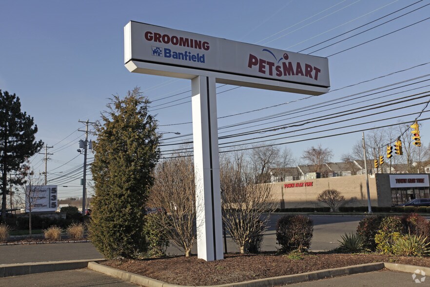 More Photos Of 525 Connecticut Ave, Norwalk Freestanding For Sale