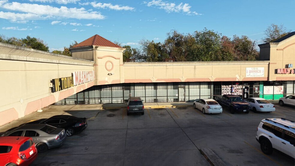 More Photos Of 239 W Tidwell Rd, Houston Unknown For Lease