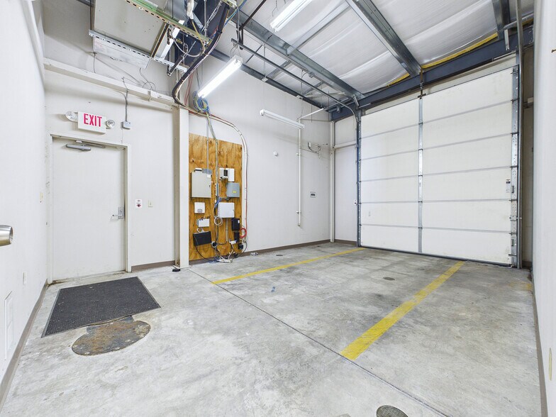 More Photos Of 230 N Old Saint Louis Rd, Wood River Industrial For Lease