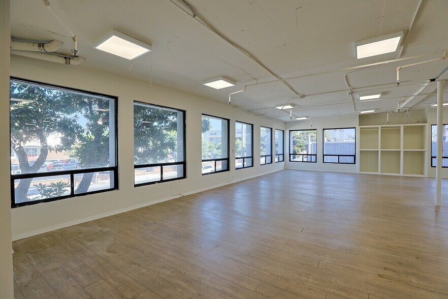 More Photos Of 2500-2512 Santa Monica Blvd, Santa Monica General Retail For Sale