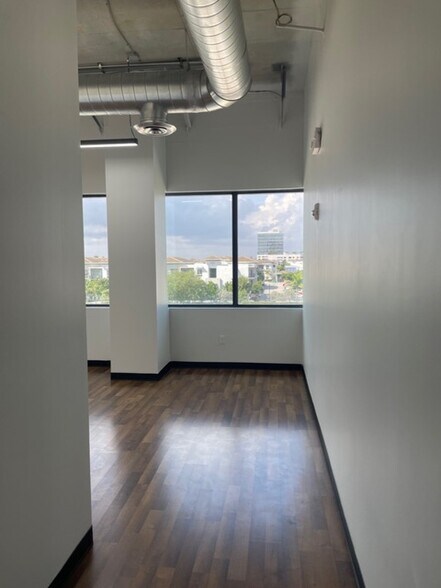 More Photos Of 19790 W Dixie Hwy, Aventura Office For Sale