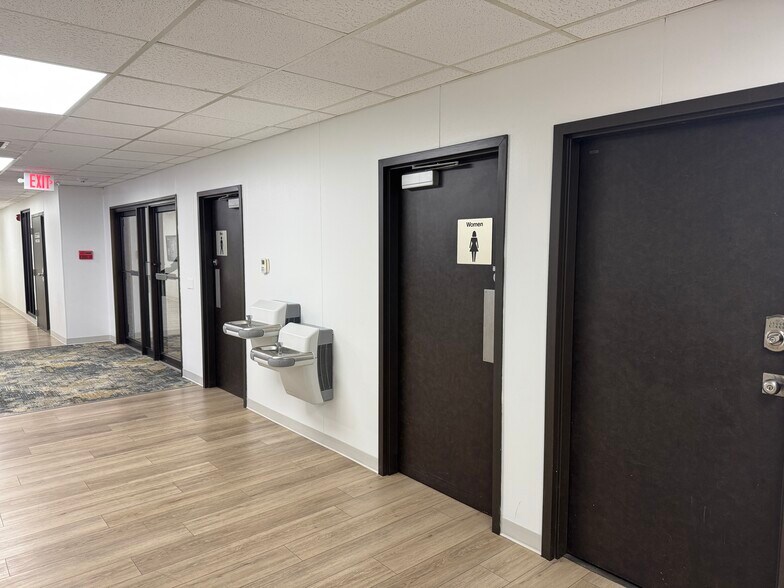 More Photos Of 1323 S 27th St, Nederland Medical For Sale