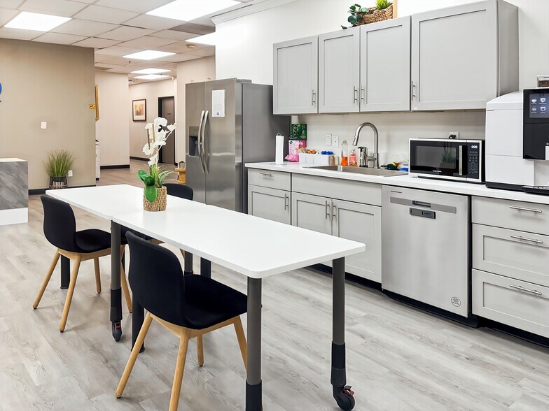 More Photos Of 27125 Sierra Hwy, Santa Clarita Coworking Space