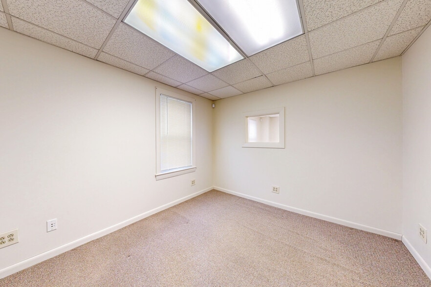 More Photos Of 17 Lark Ave, Saugus Office For Lease