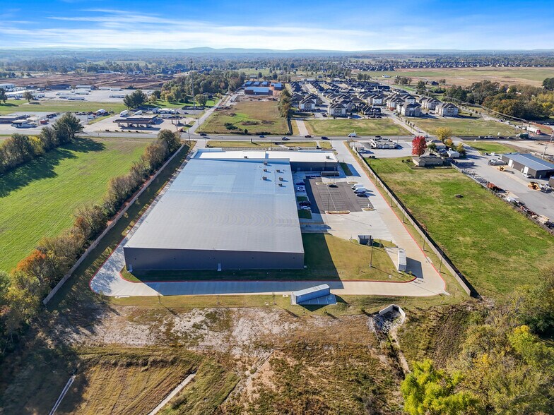 More Photos Of 516 W Henri de Tonti Blvd, Tontitown Industrial For Lease