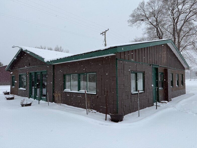 More Photos Of 358 S Oak St, Lone Rock Office For Sale