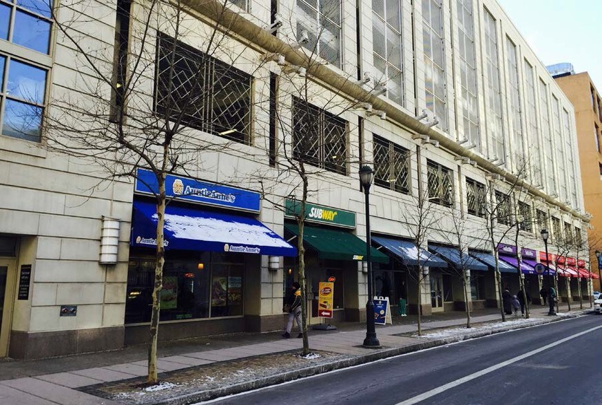 More Photos Of 914 Chestnut St, Philadelphia Storefront For Lease