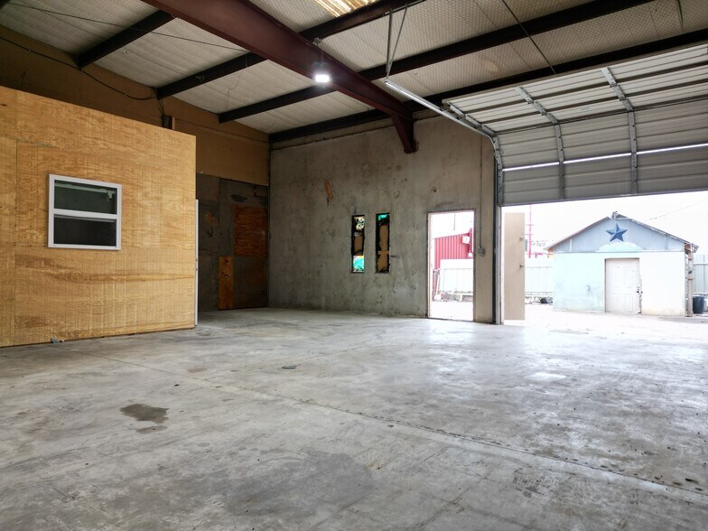 More Photos Of 2164 Jacksboro Hwy, Fort Worth Warehouse For Lease