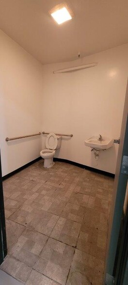 More Photos Of 2302 E 15th St, Los Angeles Industrial For Sale