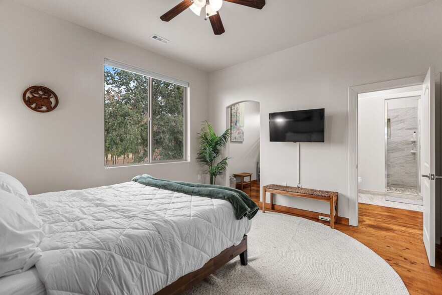 More Photos Of 16710 Oak Hollow Dr, Cottonwood Lodge Meeting Hall For Sale