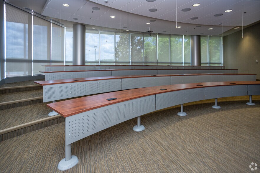 More Photos Of 201 Resting Tree Dr, Bristol Office For Lease