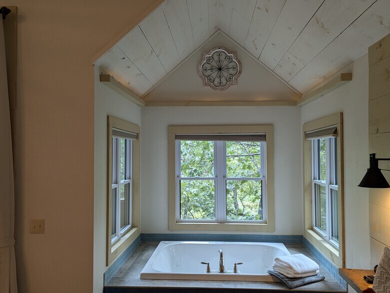 More Photos Of 70 Dogwood Rdg, Eureka Springs Hotel For Sale