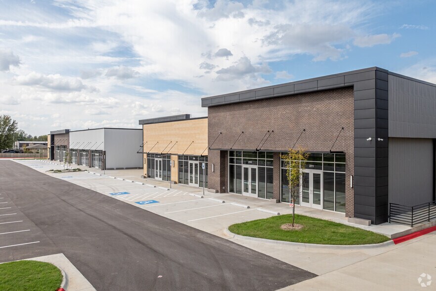 More Photos Of 516 W Henri de Tonti Blvd, Tontitown Industrial For Lease