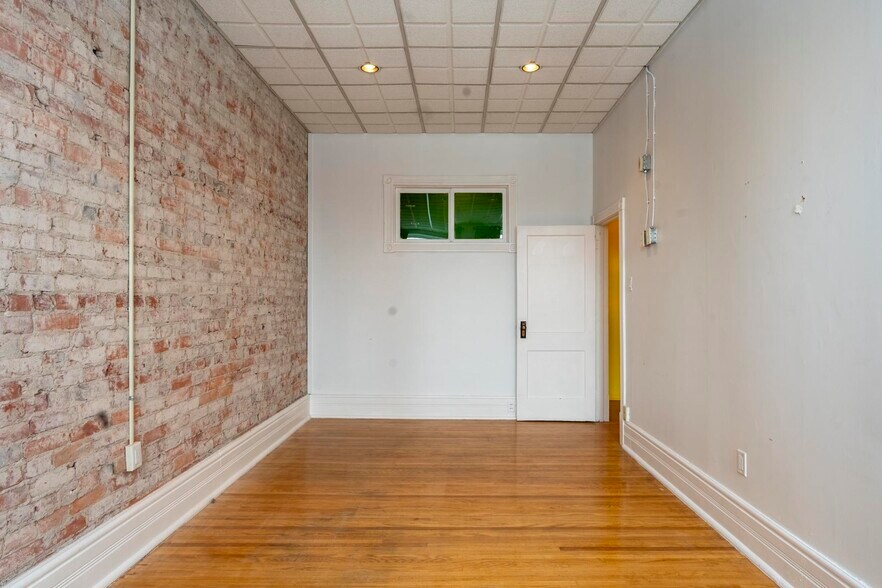 More Photos Of 21 Market Pl, Stratford Storefront Retail Residential For Sale