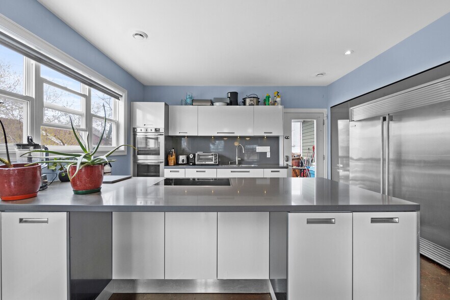 More Photos Of 201 Queen St S, Mississauga Storefront Retail Office For Sale