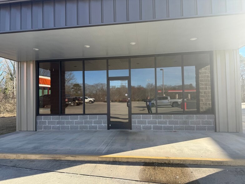 More Photos Of 204 E Louise St, Clarkesville Freestanding For Lease