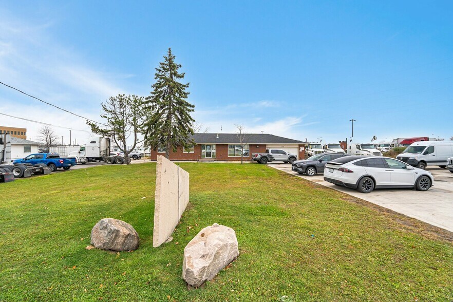 More Photos Of 140 Derry Rd E, Mississauga Office For Sale