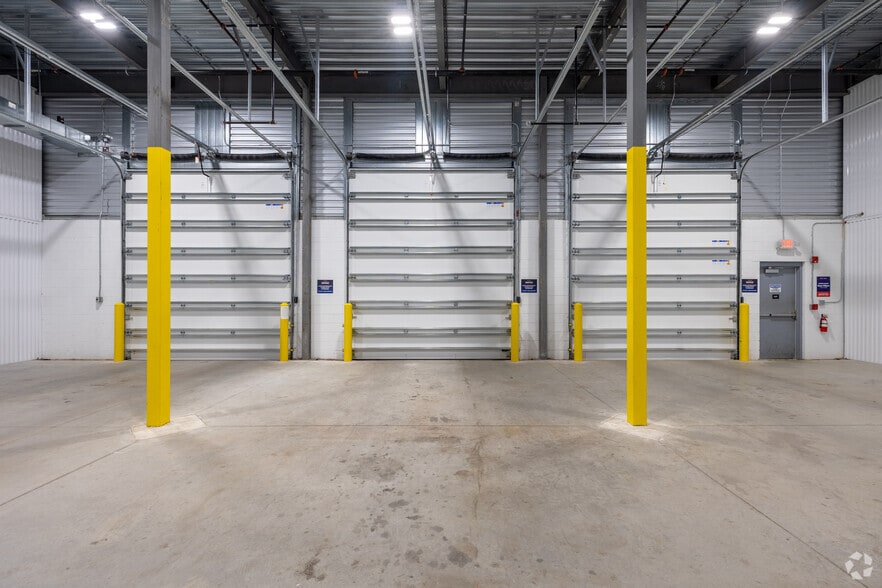 More Photos Of 2320 E Mall Dr, Fort Myers Warehouse For Lease
