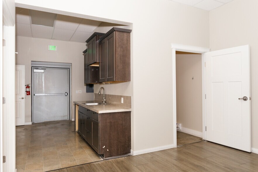 More Photos Of 2201 W Nob Hill Blvd, Yakima Freestanding For Lease