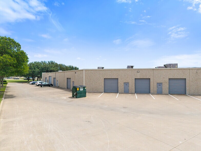 More Photos Of 11601 Plano Rd, Dallas Unknown For Lease