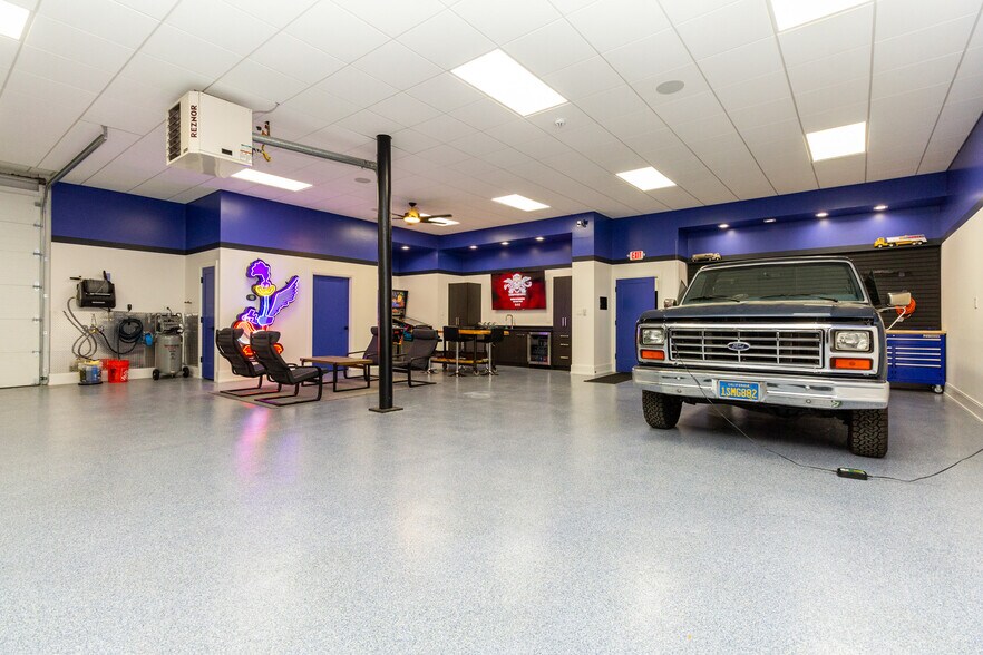 More Photos Of 2580 Dixie Hwy, Waterford Freestanding For Sale