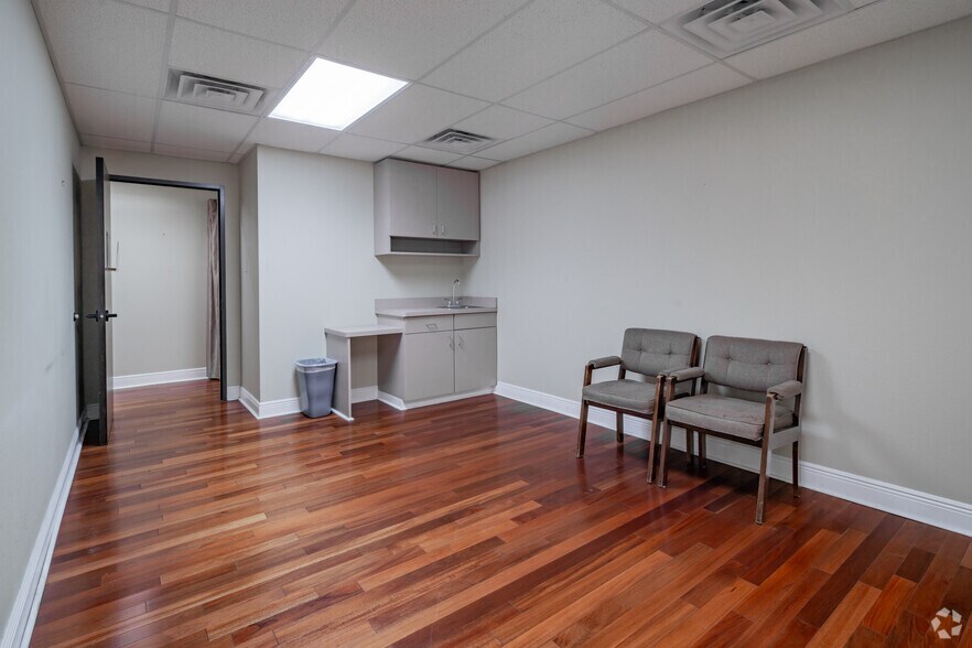 More Photos Of 8601 Village Dr, San Antonio Medical For Lease