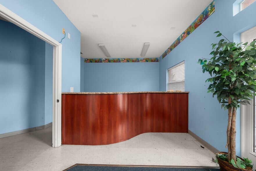 More Photos Of 401 W Interlake Blvd, Lake Placid Office For Sale