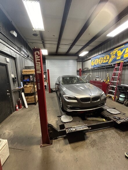 More Photos Of 6001 W Glendale Ave, Glendale Auto Repair For Sale