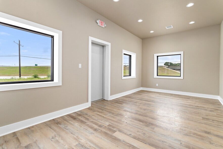 More Photos Of 1750 Cardinal dr, Beaumont Flex For Sale
