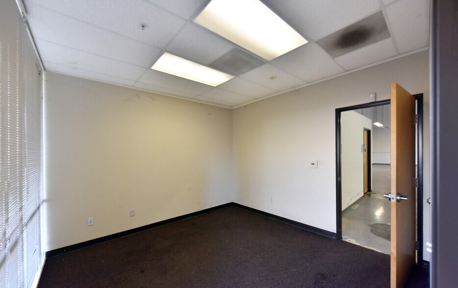 More Photos Of 9820 Dino Dr, Elk Grove Warehouse For Lease