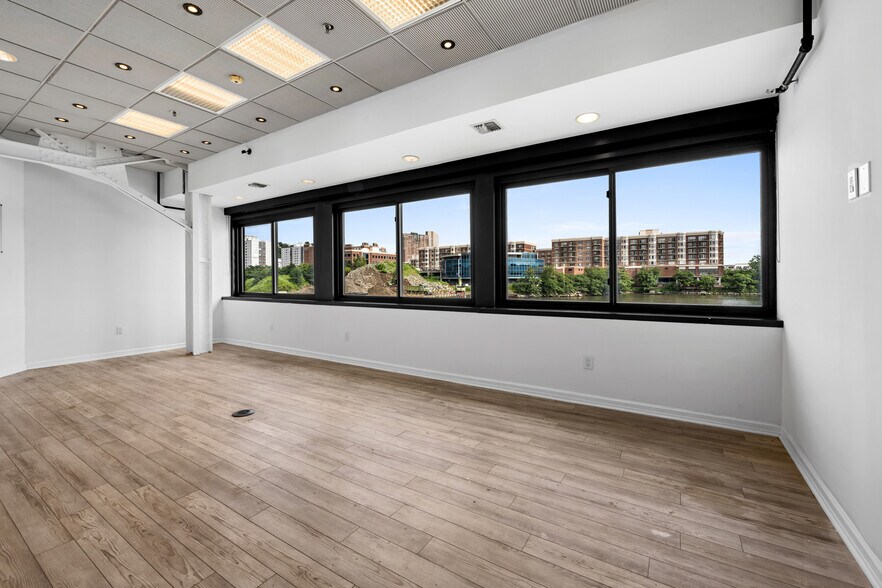 More Photos Of 115 River Rd, Edgewater Restaurant For Lease