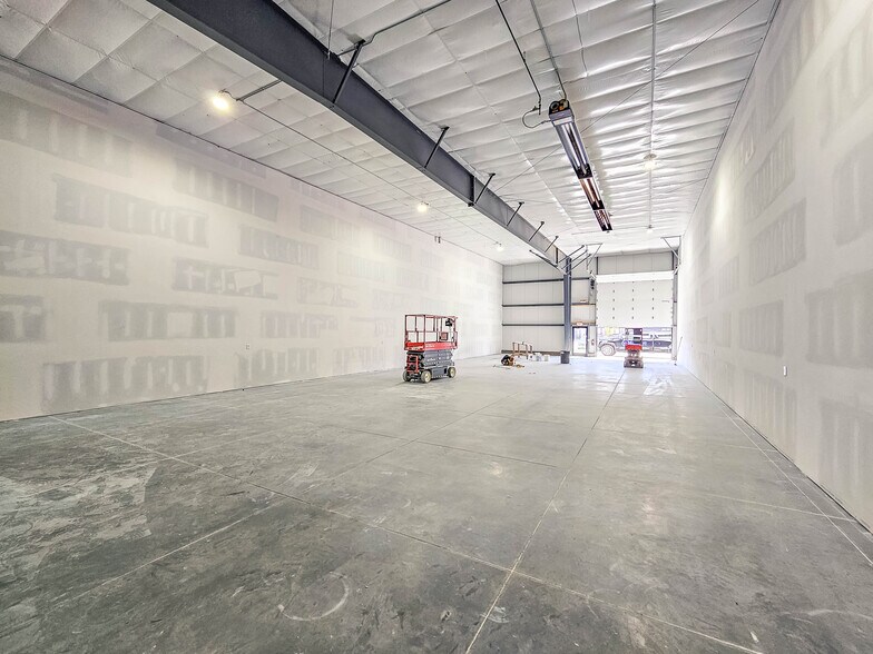 More Photos Of 20070 Hampton Dr, Gretna Warehouse For Lease