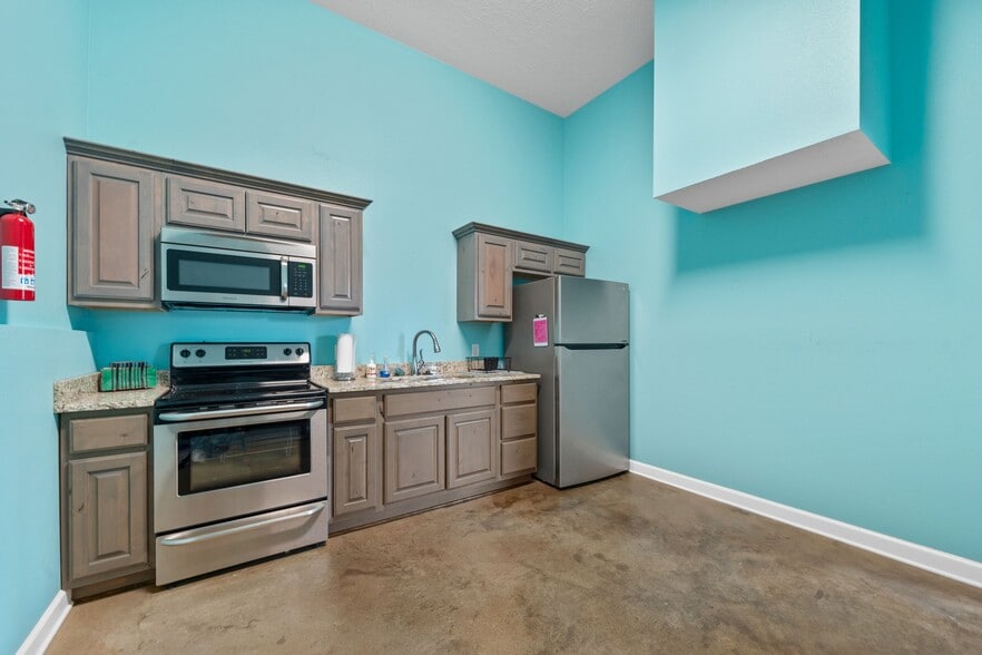 More Photos Of 1915 Walkers Trl, Conway General Retail For Sale