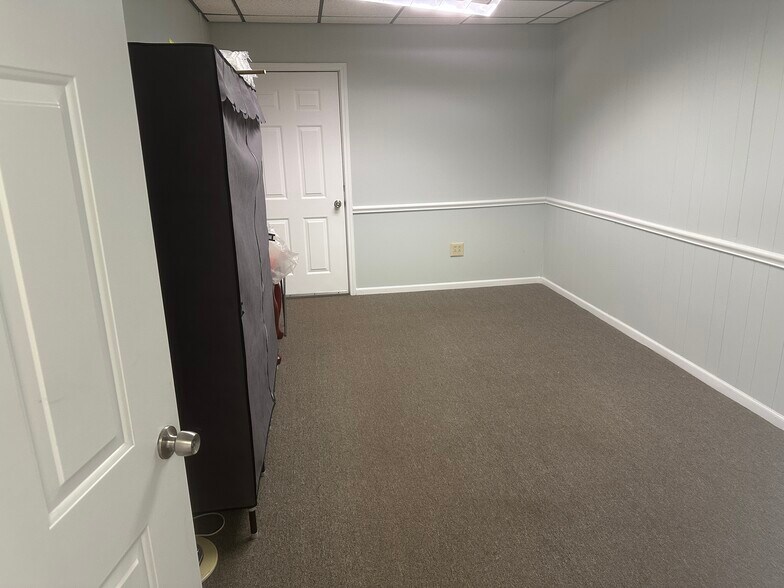 More Photos Of 309 Washington Ave, Ravenna Warehouse For Lease