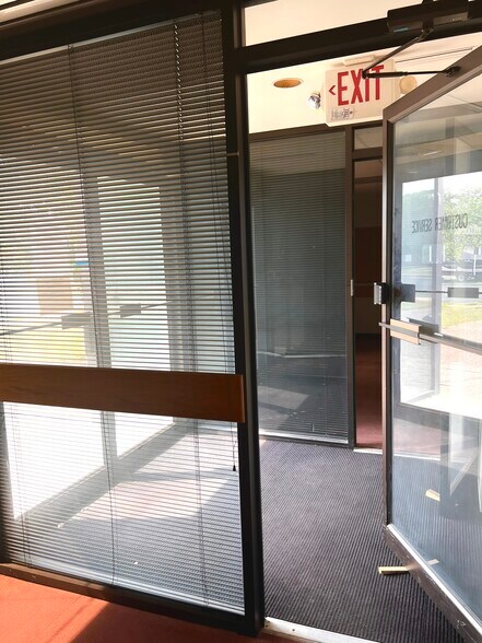 More Photos Of 2378 Wilshire Blvd, Mound Warehouse For Lease