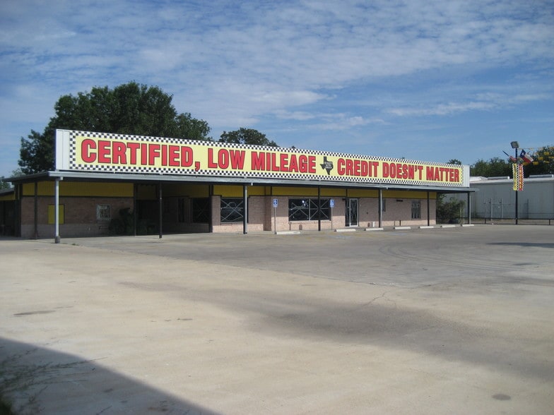 Primary Photo Of 4006 N Navarro St, Victoria Auto Dealership For Sale