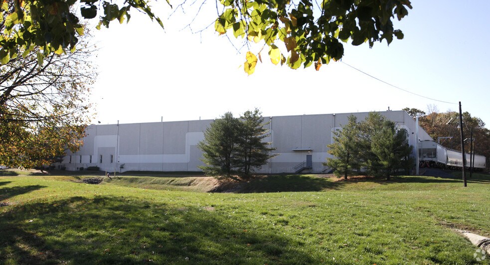 More Photos Of 5 Nicholas Ct, South Brunswick Warehouse For Lease