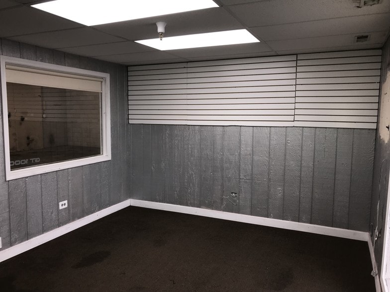 More Photos Of 15523-15541 S 70th Ct, Orland Park Warehouse For Lease