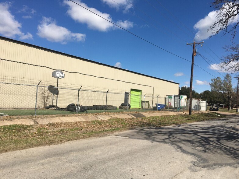 More Photos Of 404 W Main St, Azle Freestanding For Lease