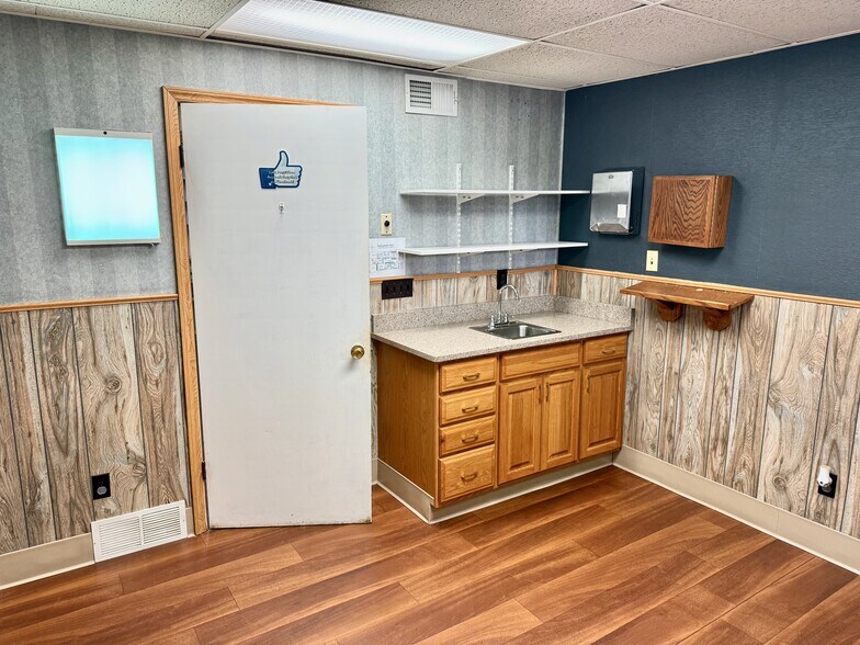 More Photos Of 1107 Lincoln Way E, Massillon Veterinarian Kennel For Sale