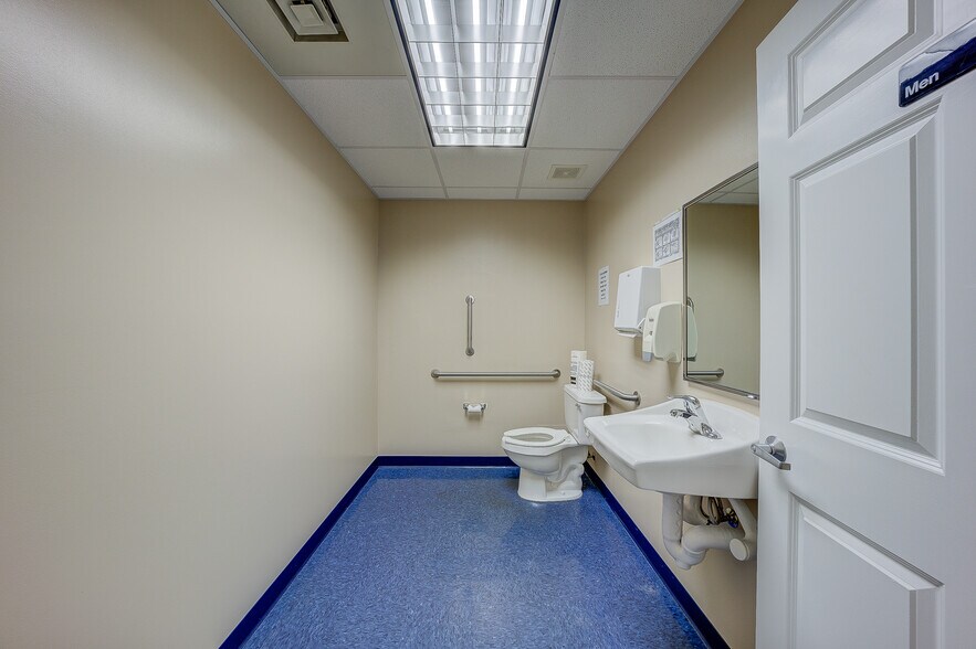 More Photos Of 5335 Peters Creek Rd, Roanoke Office For Sale