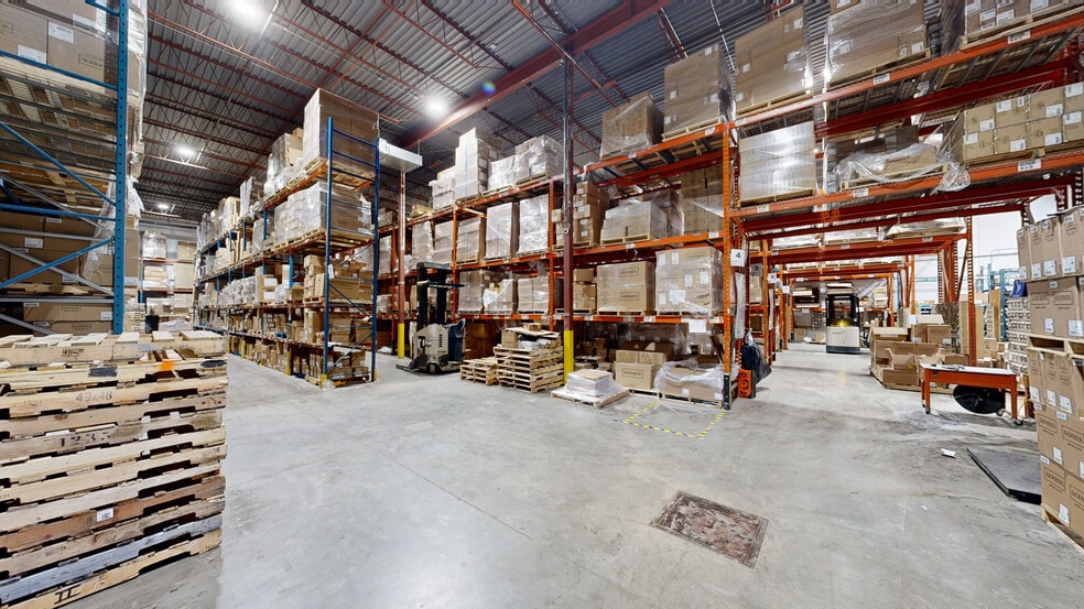 Primary Photo Of 4600-4612 Chemin Du Bois-Franc, Saint-Laurent Warehouse For Lease