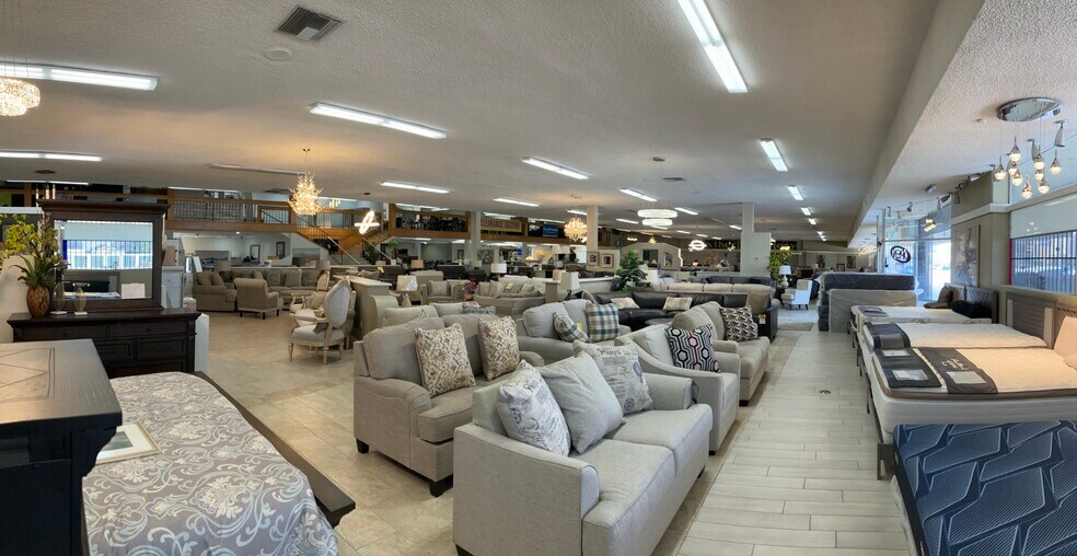 More Photos Of 620 Chester Ave, Bakersfield Showroom For Sale